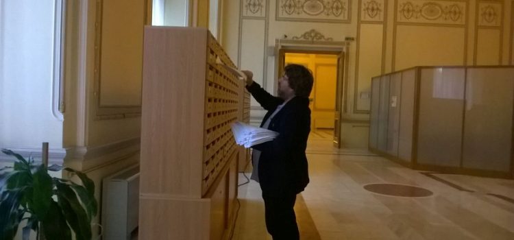 ACȚIUNE! Mihai Goțiu a distribuit în cutiile poștale ale colegilor săi de la Senat protestul a peste 20 de asociații civice legat de numirea membrilor CSM